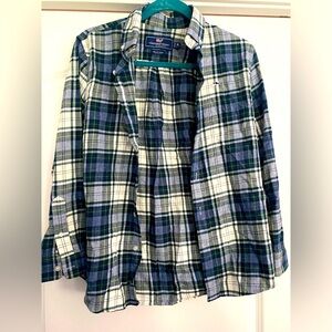 Vineyard Vines button down flannel womans shirt! Runs small!